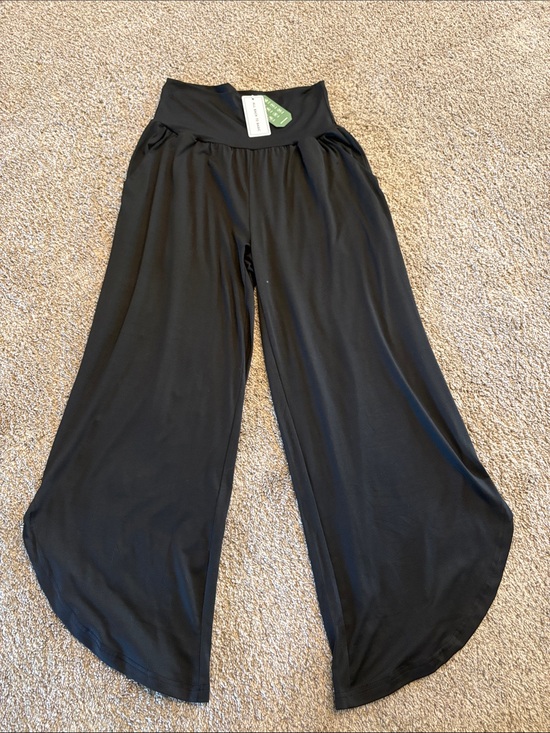 Ueu Pants - Wide-Leg Black Capris with High Waist gaucho